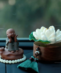 Bộ tượng Phật bên hoa sen để trên ô tô