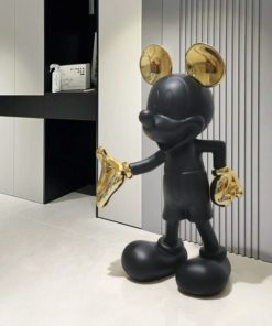 Mô hình chuột Mickey trang trí sảnh sang trọng