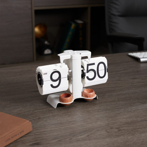 Đồng Hồ Lật Kết Hợp Giữa Cổ Điển Và Hiện Đại
