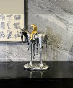 Tượng Hiệp Sĩ Trầm Tư Trên Lưng Ngựa