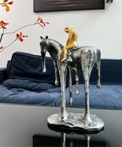 Tượng Hiệp Sĩ Trầm Tư Trên Lưng Ngựa
