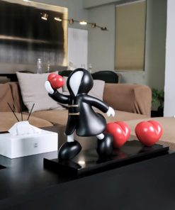 Tượng Người Bí Ẩn Tặng Trái Tim