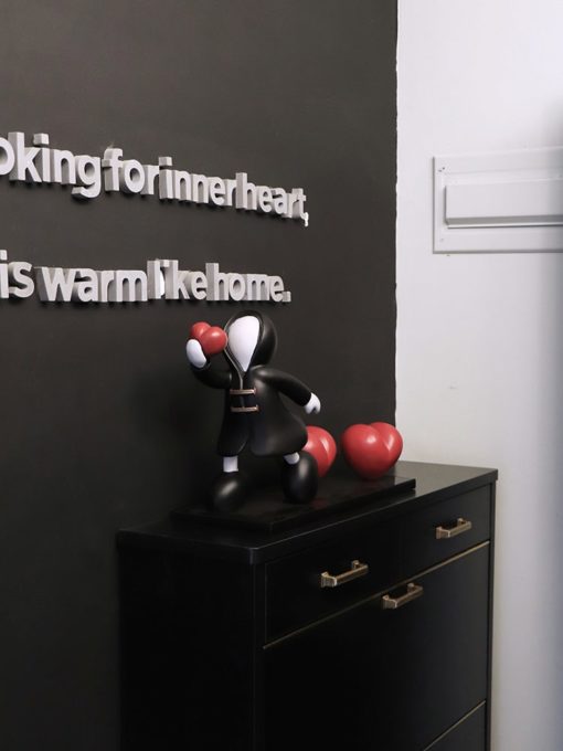 Tượng Người Bí Ẩn Tặng Trái Tim